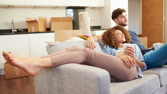 florida-couple-on-couch@2x-570x320